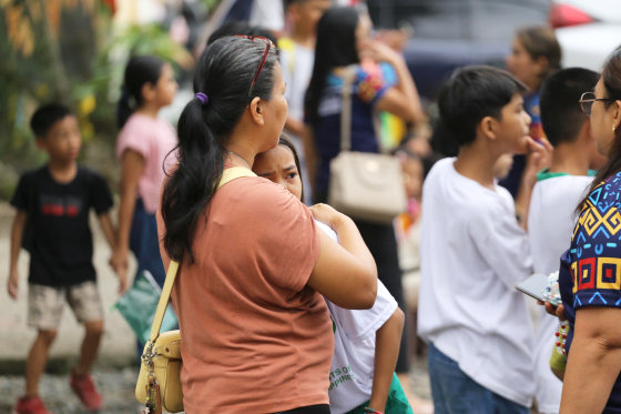 Philippines Earthquake woman hugs child