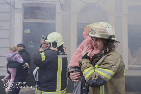 Equipos de rescate evacúan a niños después de que unos drones rusos impactaran en una guardería de la ciudad durante un ataque en Jarkov, Ucrania, el 22 de octubre de 2025. 