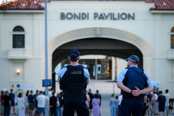 Image: Australians Flock To Bondi Beach Over Christmas