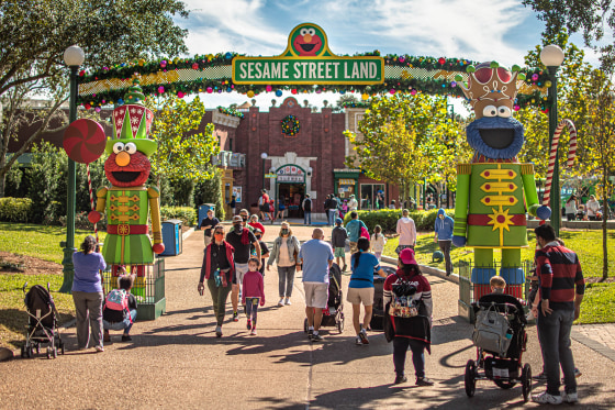 Orlando,,Florida.,December,22,,2020.,Sesame,Street,Arch,In,Christmas