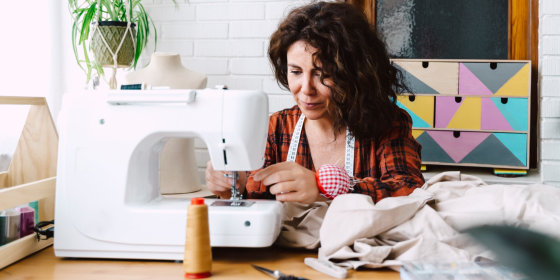 According to experts, you should expect to pay between $200 and $350 for a beginner sewing machine.