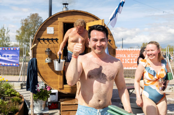 A grand public sauna event was held on Saturday at a park in Helsinki, capital of Finland. 15 mobile sauna rooms were set up in the park, offering free access to both locals and tourists. 