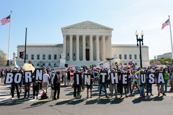 Image: Demonstrators rally in support of birthright citizenship outside the US Supreme Court