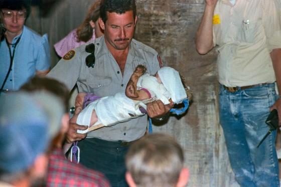 Image:Rescuer Running with Baby Jessica
