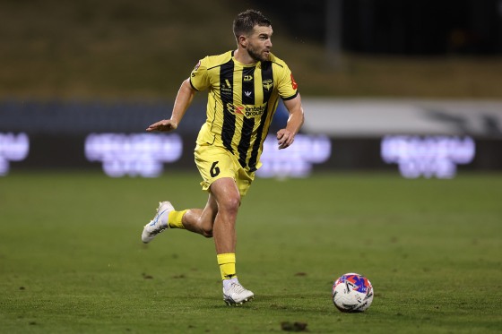 Tim Payne of Wellington Phoenix runs with the ball during on April 24, 2026, in Sydney.