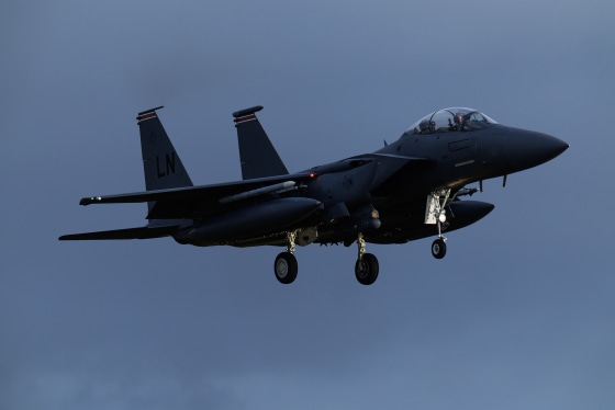 یک هواپیمای جنگنده F-15 در تاریخ ۷ ژانویه بر فراز میلدهال، انگلستان.