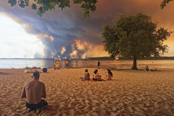 Smoke from wildfires fills the sky over a beach in Lacanau, southwestern France, on July 24, 2026.