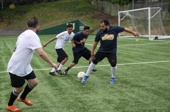 Jugadores del equipo "Los Huelgadores" en un partido durante el torneo 2026.