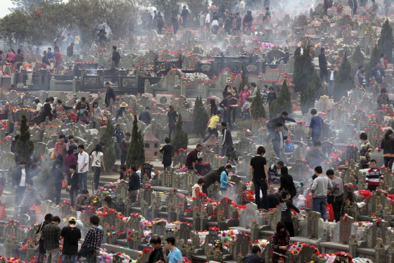 China honors its dead on tomb-sweeping day