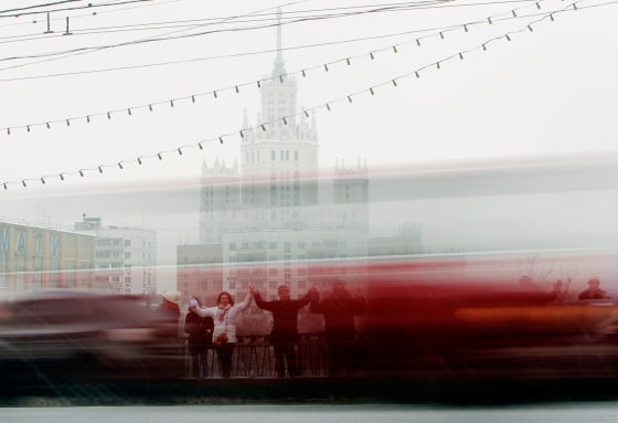 Opposition supporters take part in a protest rally called The White Ring by forming a human chain along the Garden Ring road in Moscow, February 26, 2012. Thousands of Russians joined hands to form a ring around Moscow city centre on Sunday in protest against Vladimir Putin's likely return as president in an election next week. REUTERS/Denis Sinyakov (RUSSIA - Tags: POLITICS ELECTIONS CIVIL UNREST TPX IMAGES OF THE DAY)