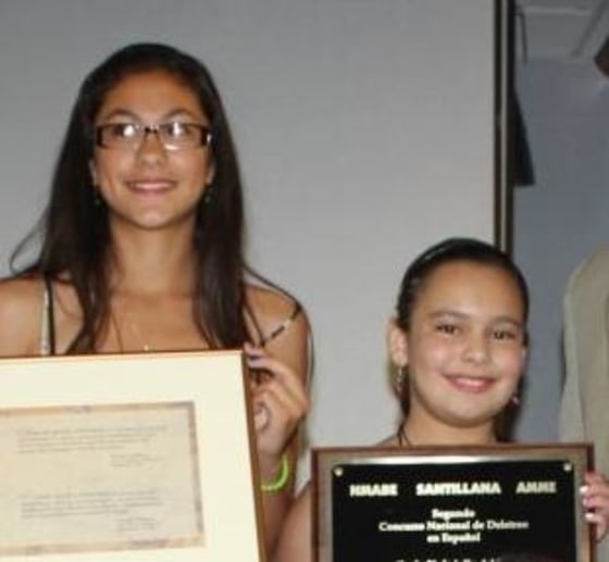 Co-champions Joana Fernandez and Judith Villa with their winners' plaques.