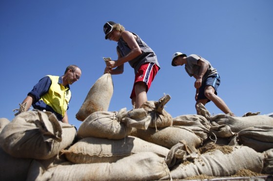 epa03133435 Volunteers load sandbags onto a truck at the State Emergency Services (SES) headquarters in Wagga Wagga in southwest NSW, Australia, 06 March 2012. More than 9,000 people have been evacuated from Wagga Wagga as flooding continues to ravage vast areas of NSW. EPA/LUKAS COCH AUSTRALIA AND NEW ZEALAND OUT