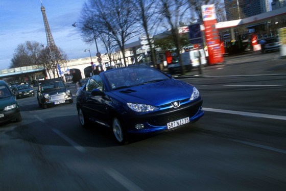 B4DWNW Car, Peugeot 206 CC, Convertible, model year 2000-, blue, open top, driving, City, diagonal from the front, Paris. Image shot 2003. Exact date unknown.