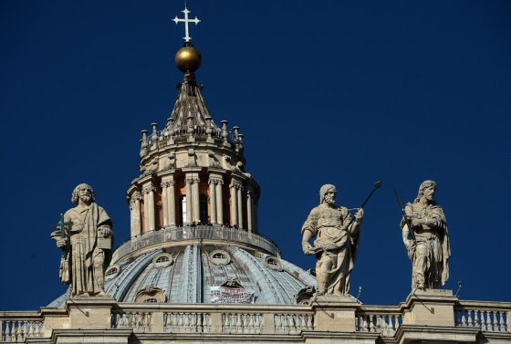 Marcello di Finizio continues his protest on Wednesday. The businessman from Trieste in northern Italy managed to slip past security guards at the Vatican on Tuesday evening.