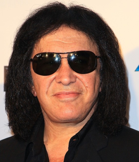 Kiss frontman Gene Simmons says he's giving his support to Mitt Romney.