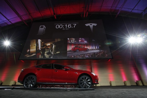 Tesla Motors Inc demonstrates its new battery swapping program in Hawthorne, California June 20, 2013.