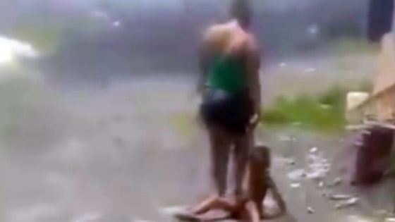 Madre que pisa y arrastra a su hijo por el suelo es buscada por las ...