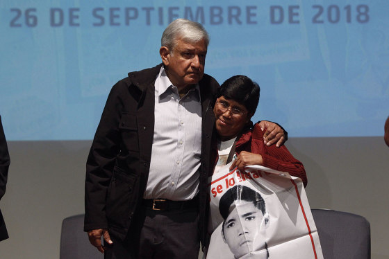 AMLO promete a los padres buscar la verdad sobre sus 43 hijos, hasta ...