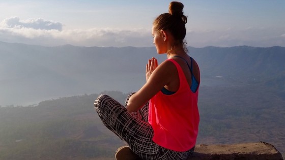 Mujer haciendo yoga