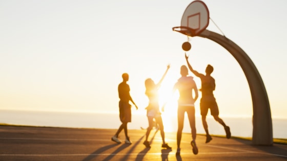 Grupo de amigos jugando al basketball