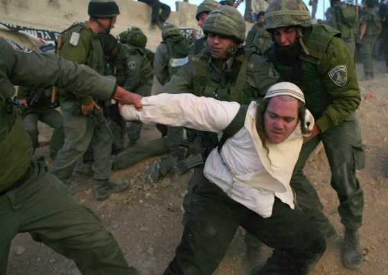 Image: Israeli police officers evict Jewish settler in Hebron