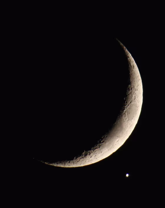 Image: Planet Venus appears close to Crescent Moon
