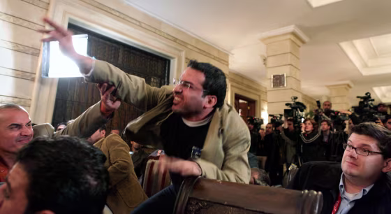 Image: An Iraqi man throws a show at President George W. Bush during a news conference i Baghdad