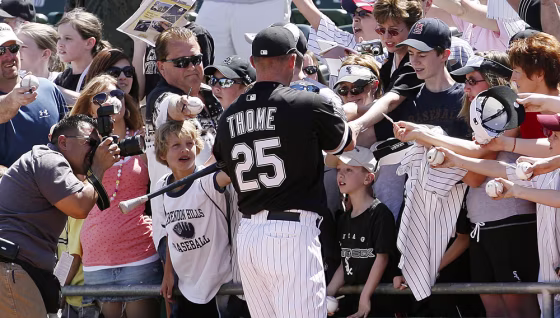 Image: Chicago White Sox's Jim Thome signs autographs