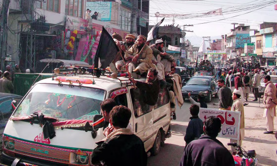 Image: Islamic militants arrive in the Swat Valley in Pakistan