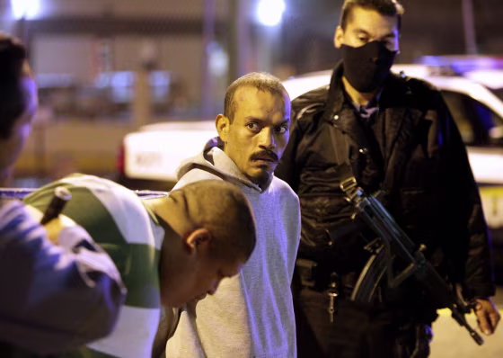 Image: Alleged members of a criminal gang are shown to the press