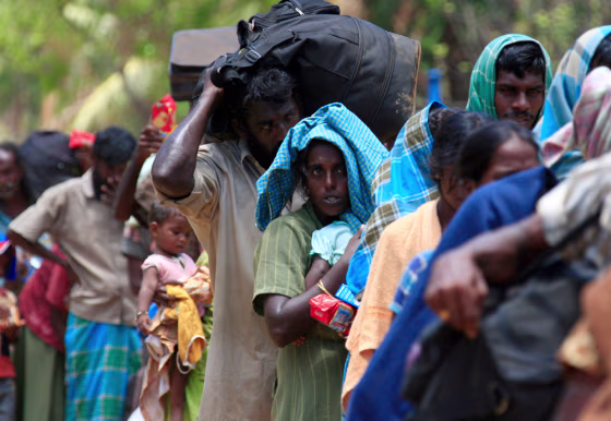 Image: Refugees  carry food and water as they flee the fighting