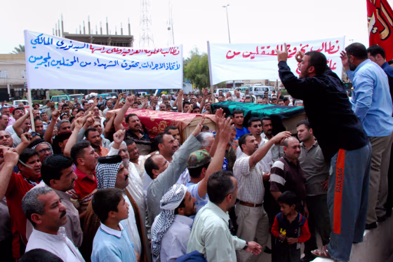 Image: Residents of Kut, Iraq demonstrate against the US raid