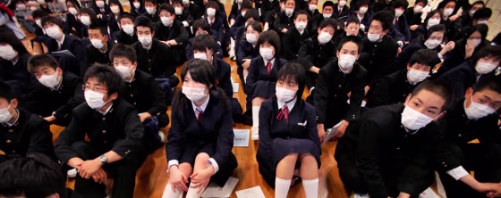 Image: Japanese junior high school students wear mask