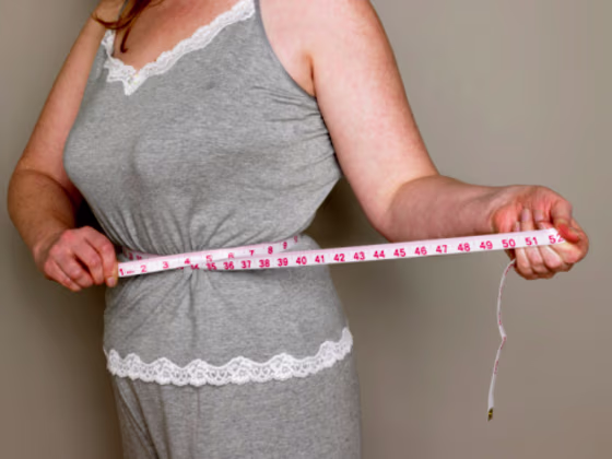 Image: Woman measuring waist