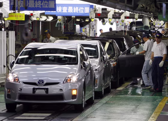 Image: newly assembled Prius cars at Toyota Tsutsumi Plant i