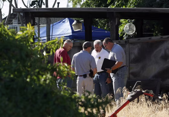 Image: Antioch police officers and Contra Costa Sheriff officers search the property next door to Phillip and Nancy Garrido's home