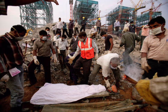 Image:Searching for victims in construction accident in India