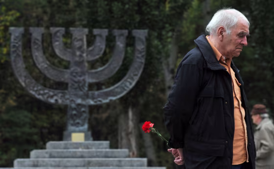 Image: A man mourns at Minora Monument in Kiev