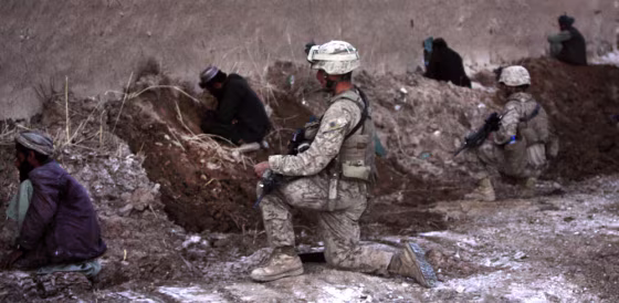 Image: U.S. soldiers detain captives