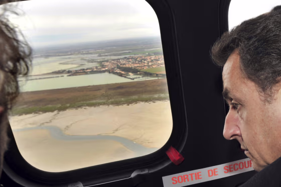 Image: France's President Sarkozy flies aboard an helicopter