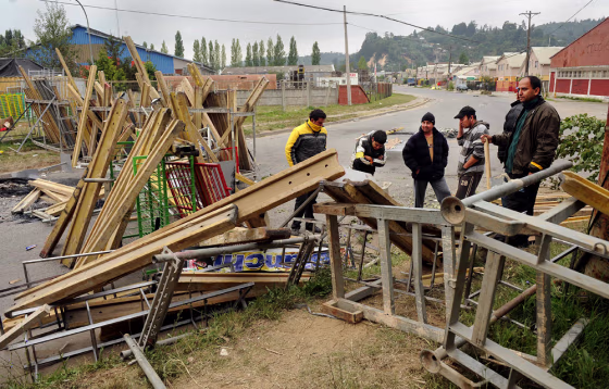 Image: Local residents barricade themselves