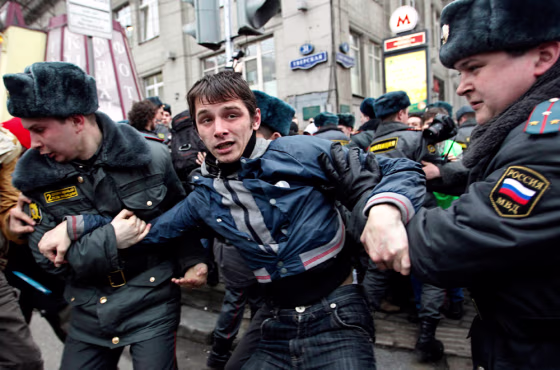Image: Police officers detain a participant of an unauthorized anti-Kremlin protest in Moscow