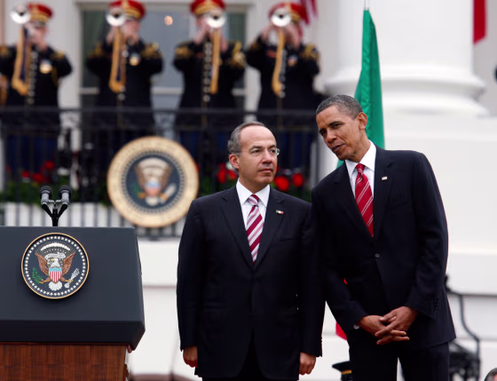 Image: U.S. President Obama and Mexican President Calderon talk during the official arrival ceremony at the White House in Washington