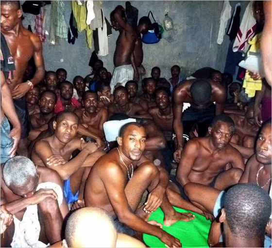 Image: Hatian prisoners in Les Cayes