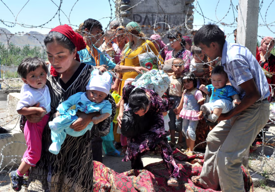 Image: Ethnic Uzbek refugees cross the Kyrgyz-Uzbek border on their way back to Kyrgyzstan