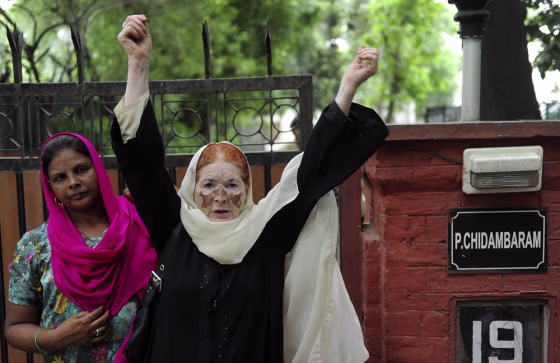Image: Bhopal gas victims shout slogans as they stage a protest in New Delhi