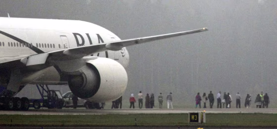 Image: Passengers are evacuated from a Pakistan Airlines jet which landed at Arlanda Airport near Stockholm following a bomb threat