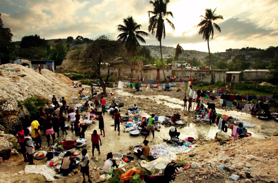 Image: Haiti: Haitians bathe and wash clothes in a stream
