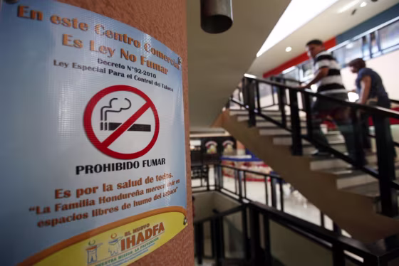 Image: A \"No Smoking\" sign is seen at a shopping center in Tegucigalpa