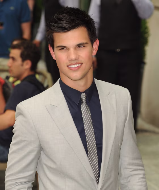 Image: The Cinema Society Screening Of \"The Twilight Saga: Eclipse\" - Outside